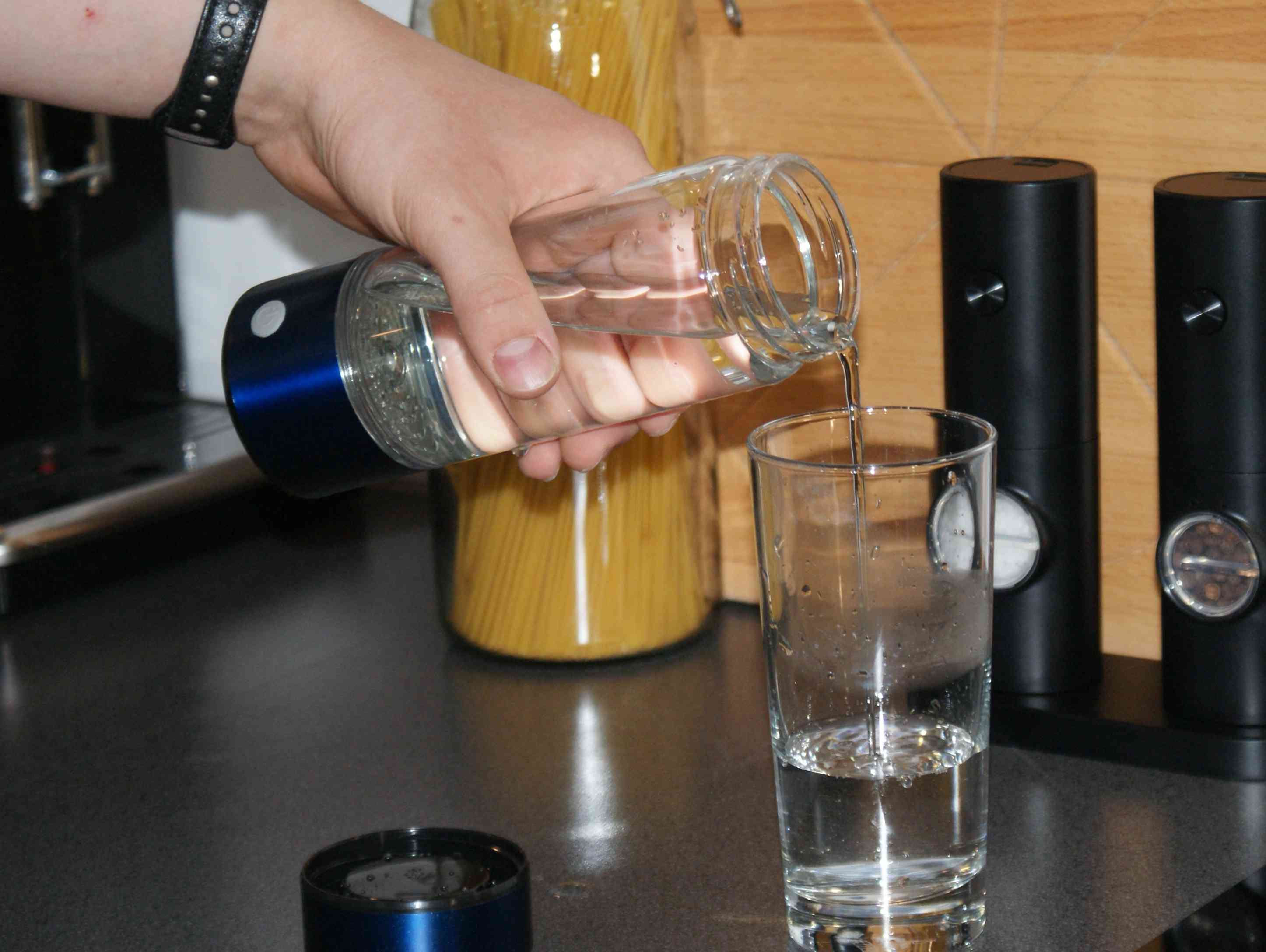 Hydrogen-Water-Bottle-Sapphire-Pouring