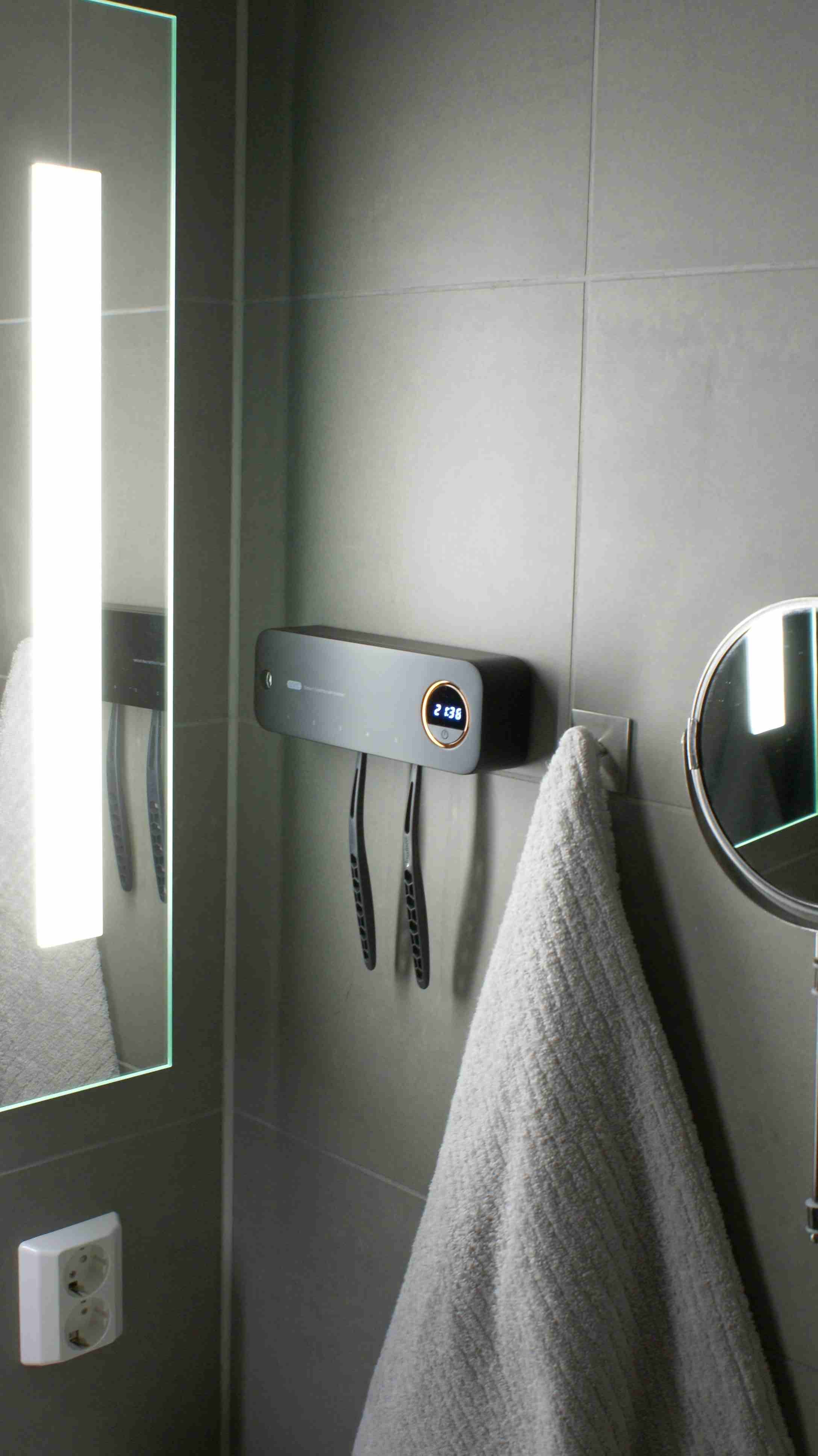 Toothbrush-Holder-Black-Wall-With-Toothbrushes